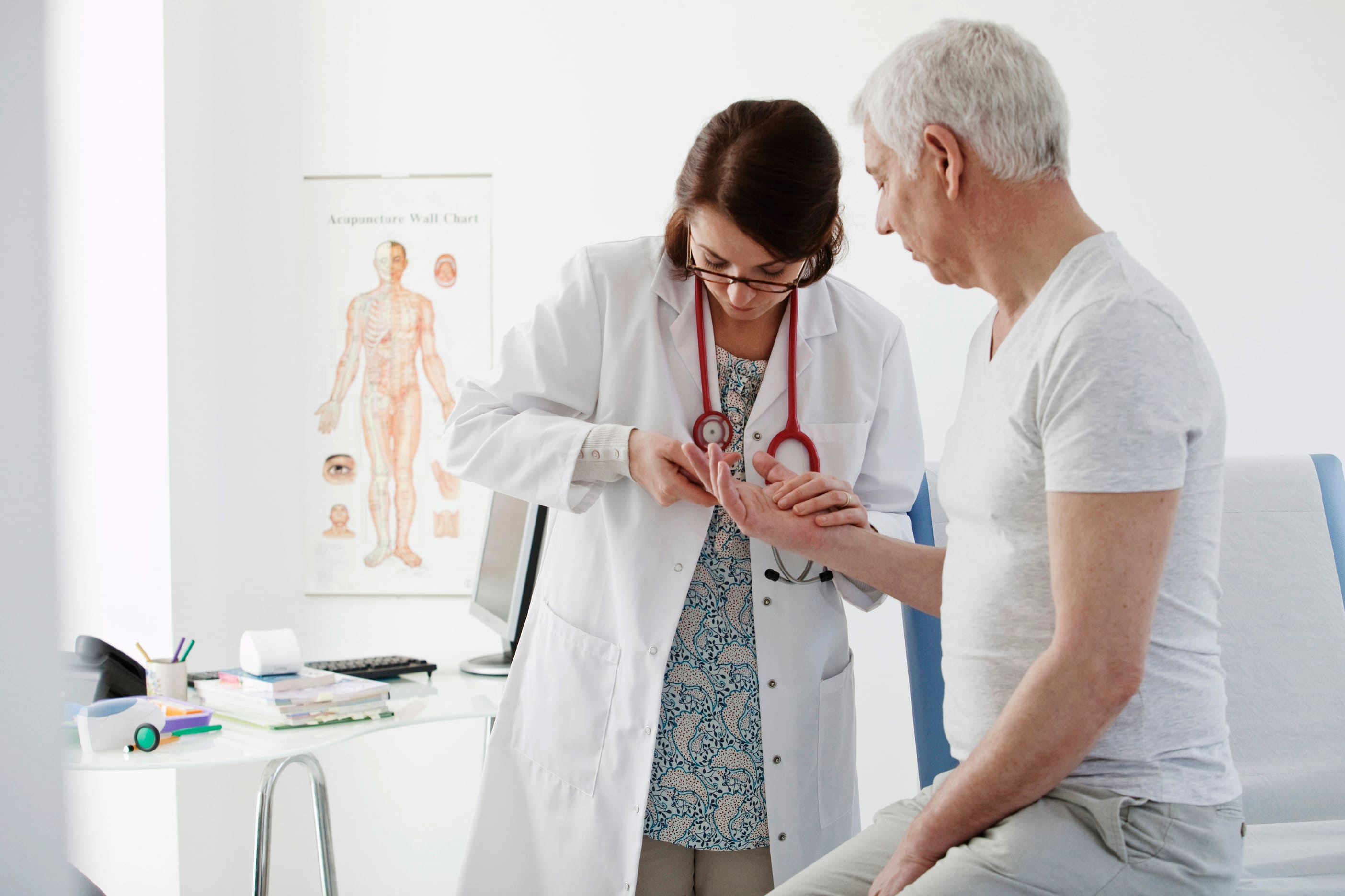 Fenomeno di Raynaud - Medico che osserva le dita del paziente